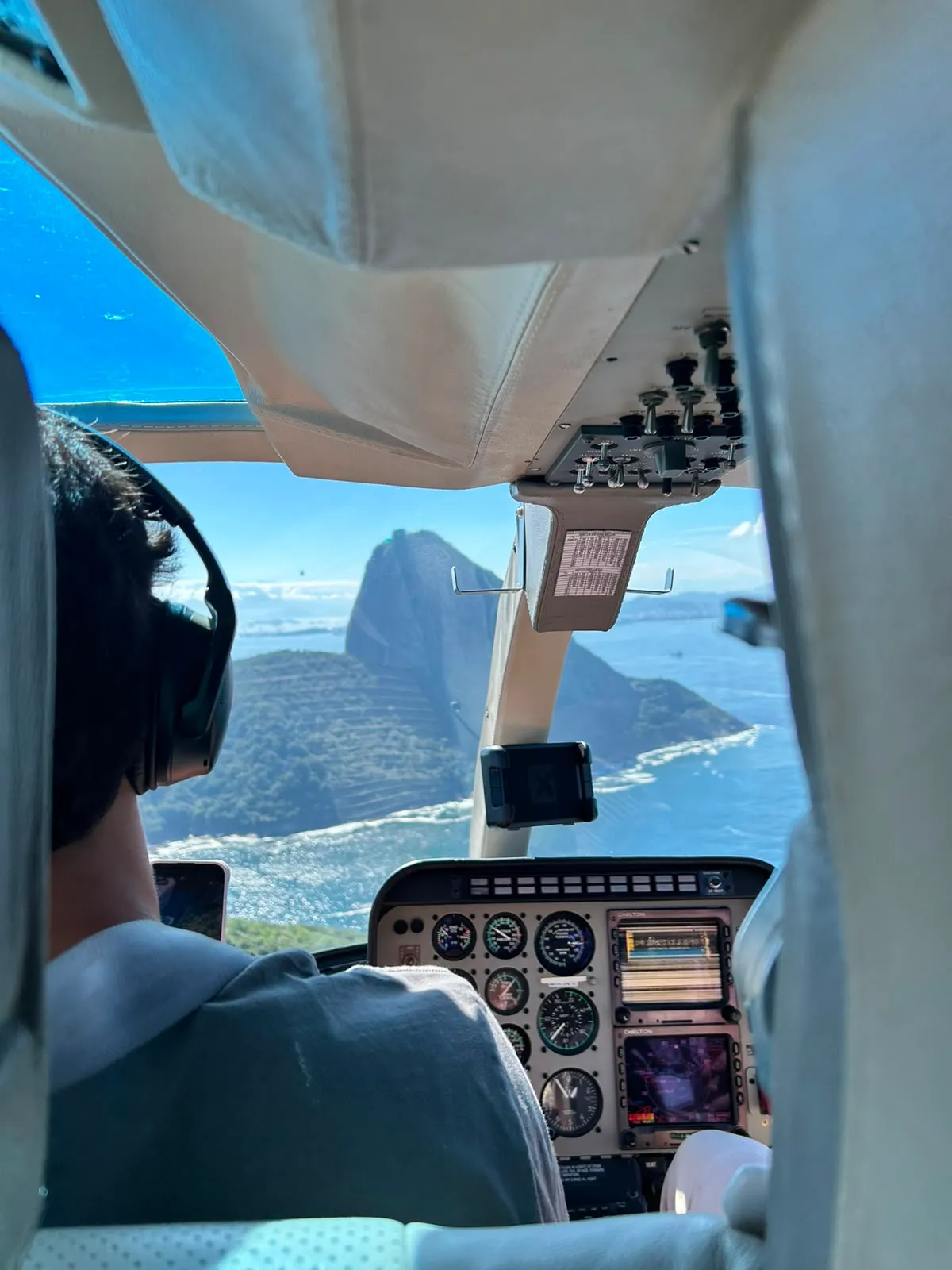 Pão de Açúcar visto da cabine do helicóptero