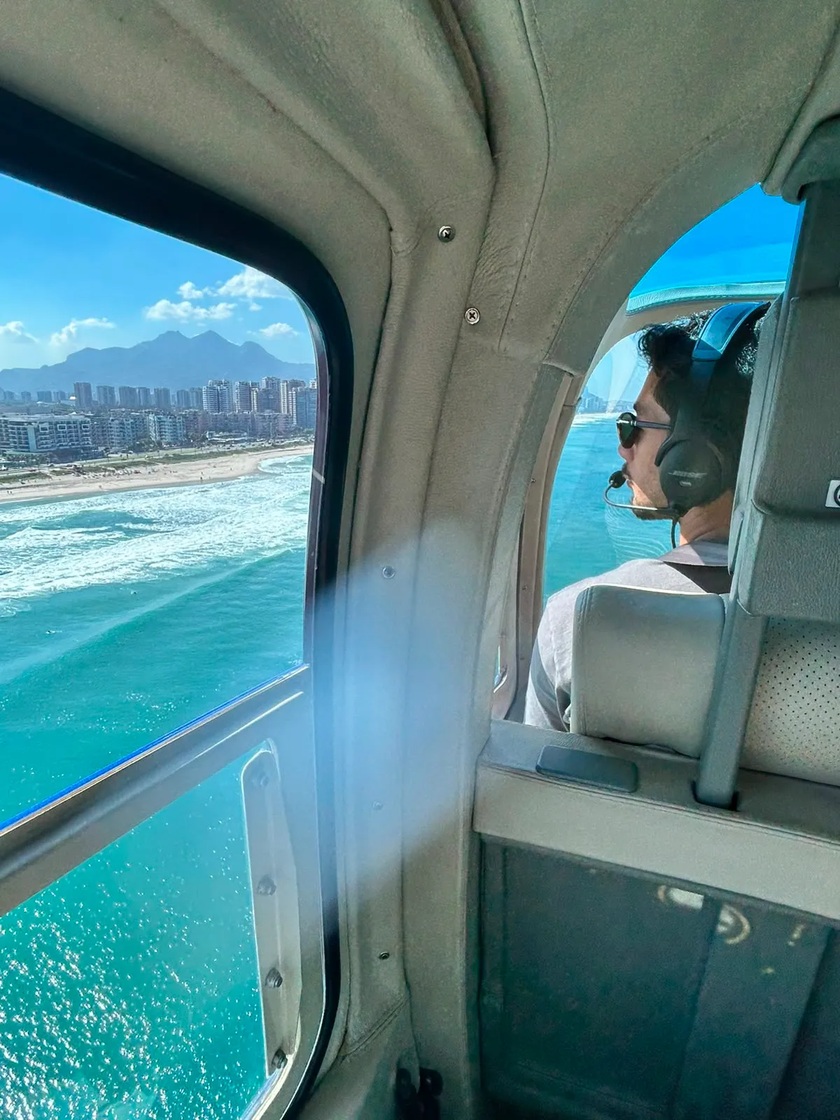 Vista da janela do helicóptero sobre a orla do Rio