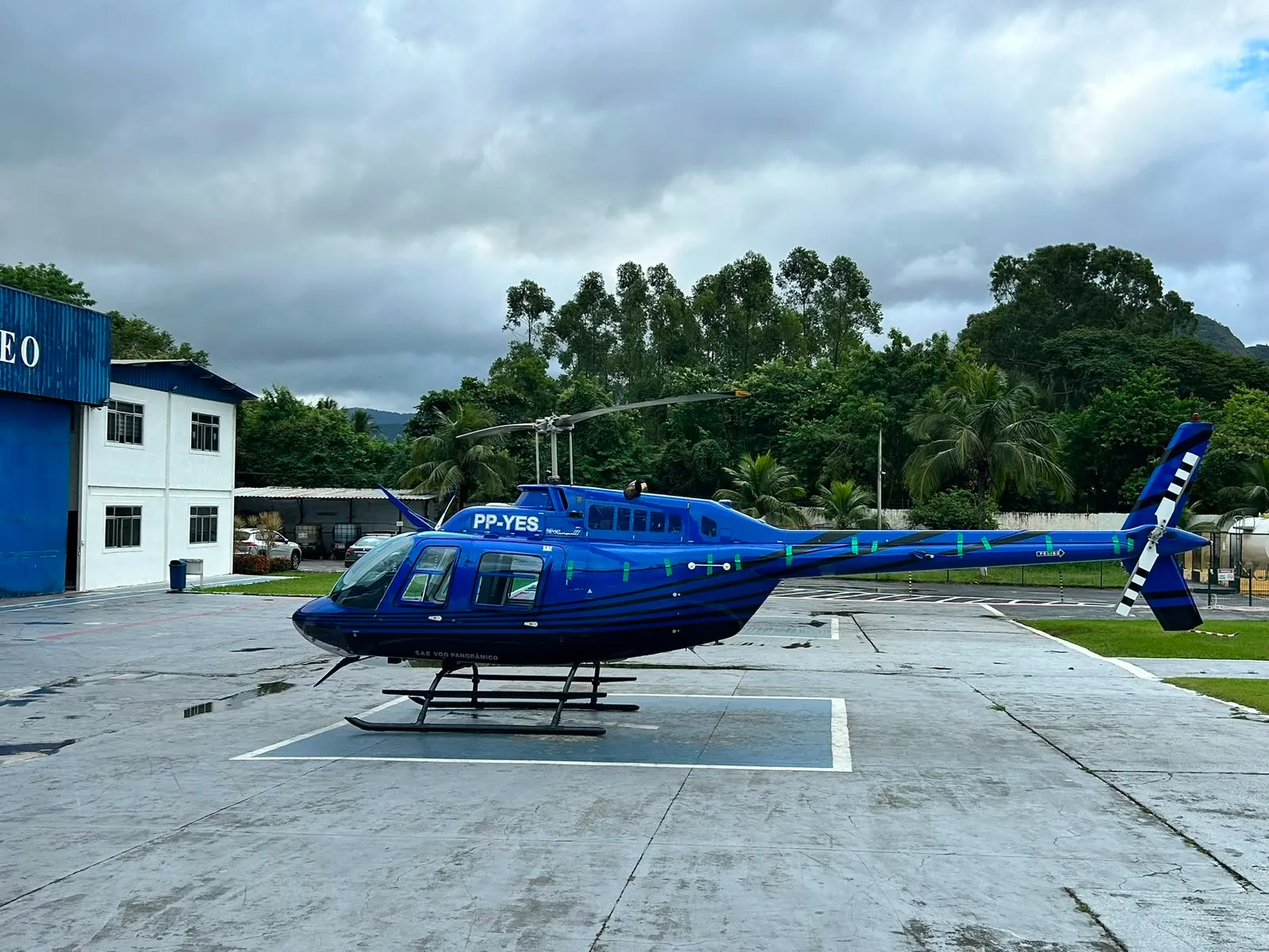 Helicóptero Bell da FlyUp pronto para o voo panorâmico